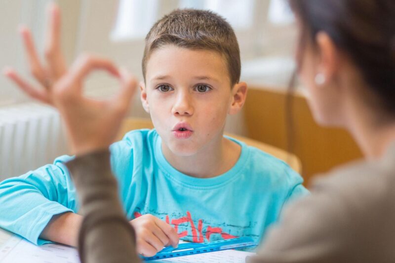 Wie ein Logopäde Kindern beim Spracherwerb hilft